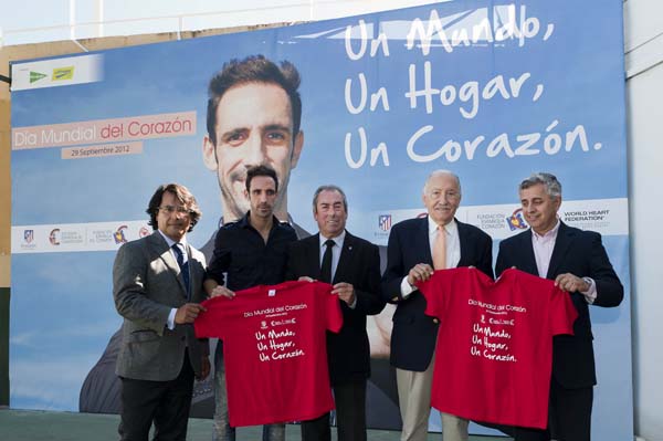 Jorge Iglesias, representante del Corte Inglés; Juanfran, jugador del Atlético de Madrid e imagen de la campaña; Adelardo Rodríguez, presidente de la Fundación Atlético de Madrid; Dr. Leandro Plaza, presidente de la Fundación Española del Corazón y German Robles, director de la Fundación Atlético de Madrid.
